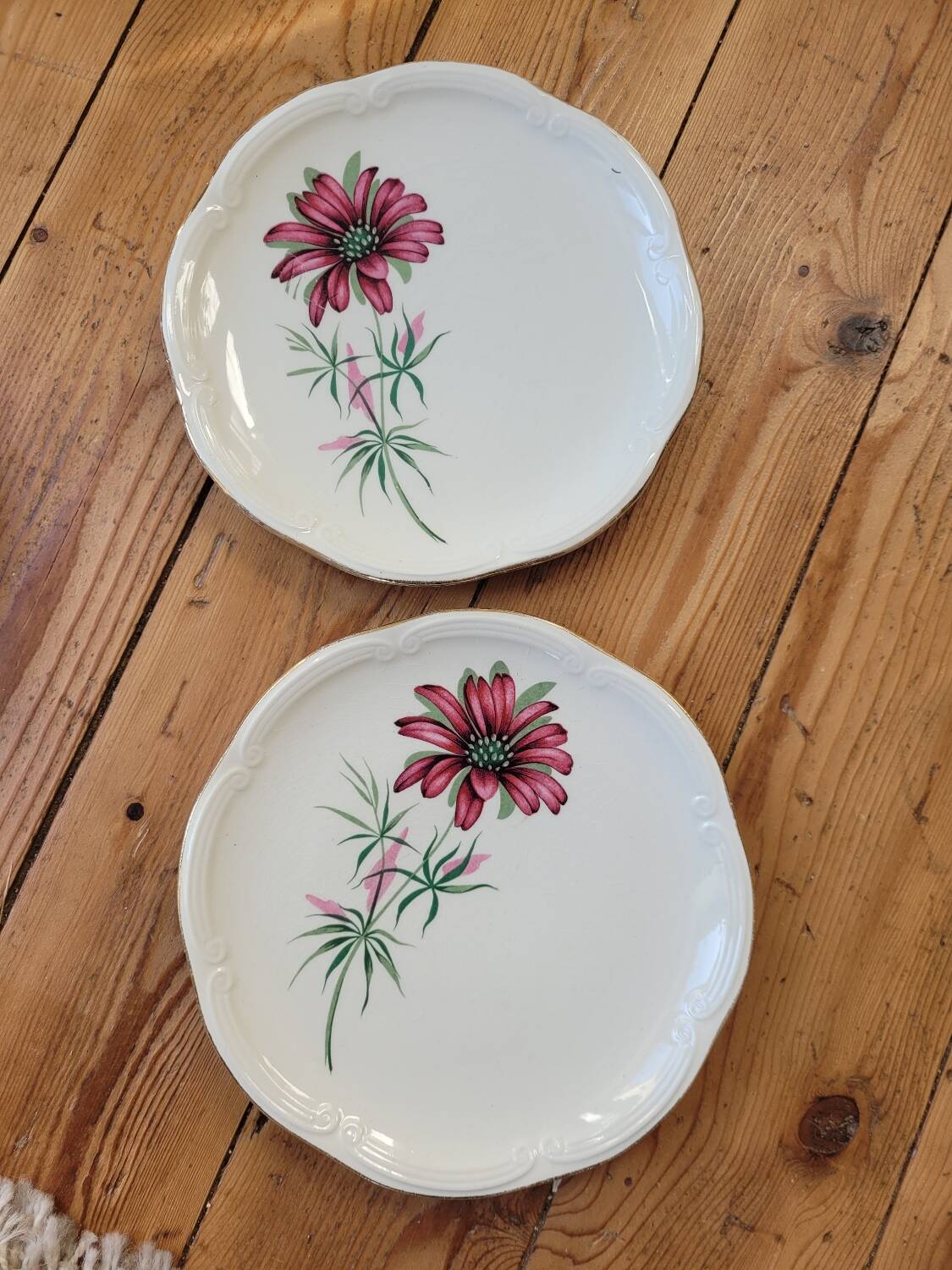 Set of 9 pink daisy dessert plates