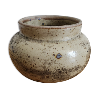 Empty pocket pot in sandstone