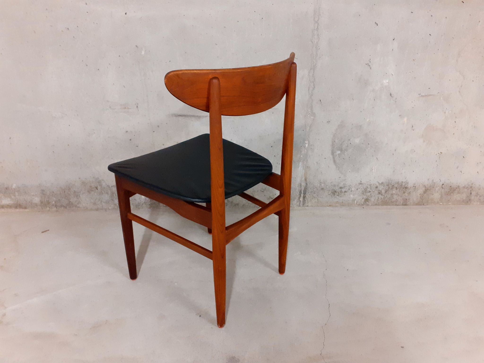Vintage Danish Scandinavian chair in 60s teak, stamped Dyrlund Denmark