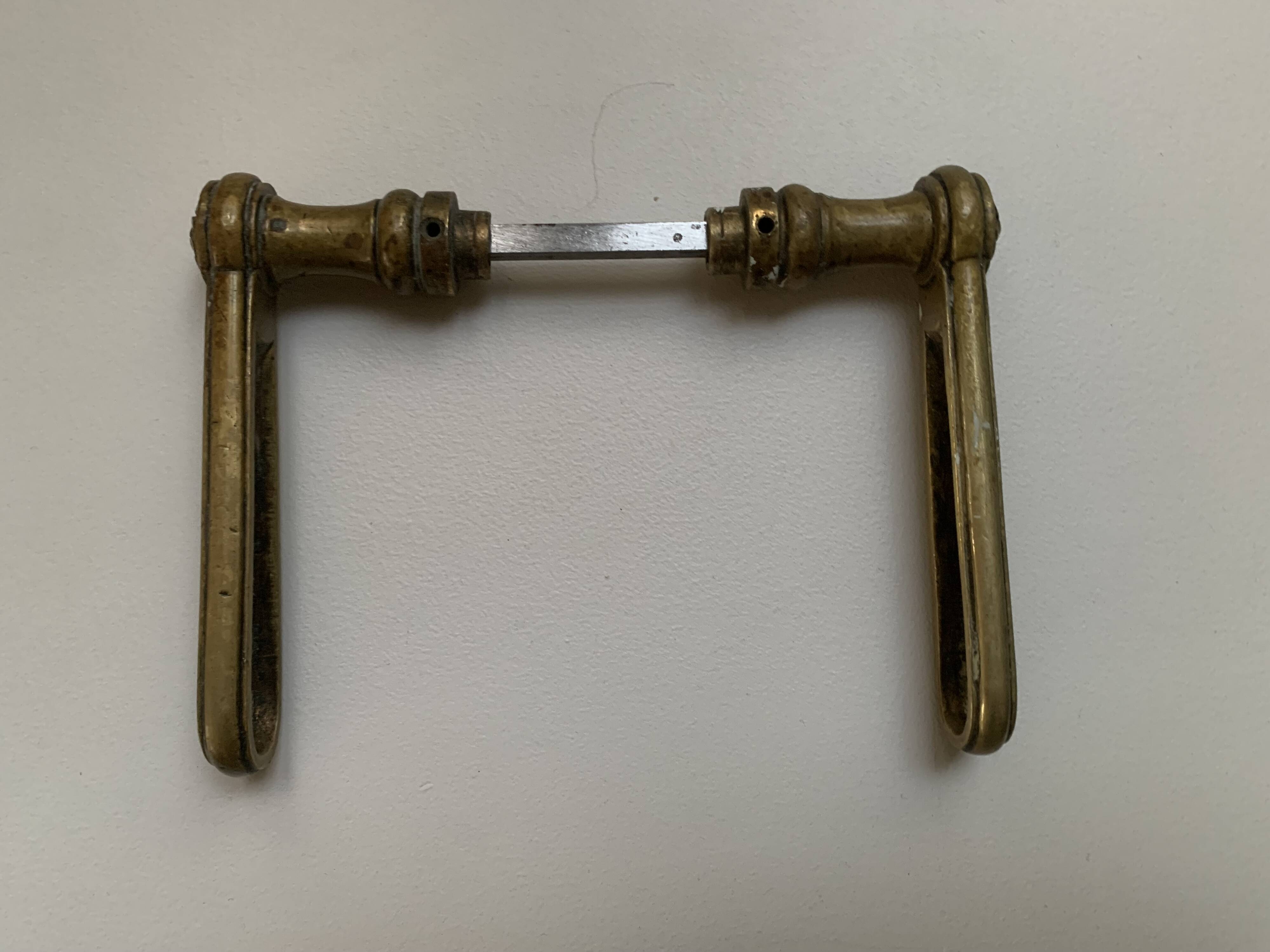 Paire de poignées de porte anciennes en laiton