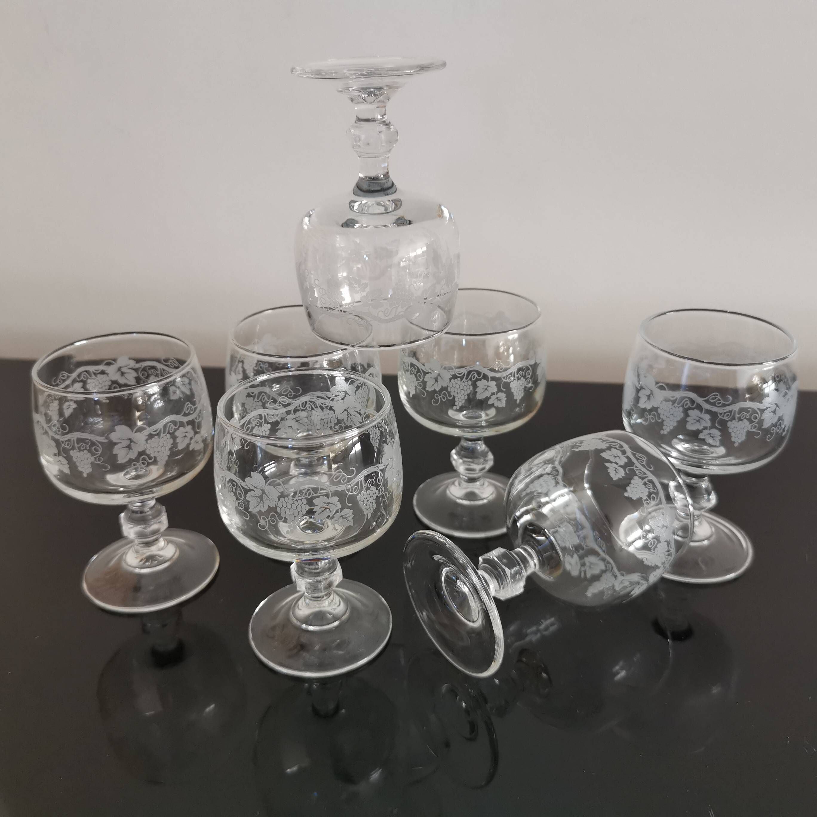 Set of 7 port glasses on crystal legs decorated with grapes and vine branches Luminarc