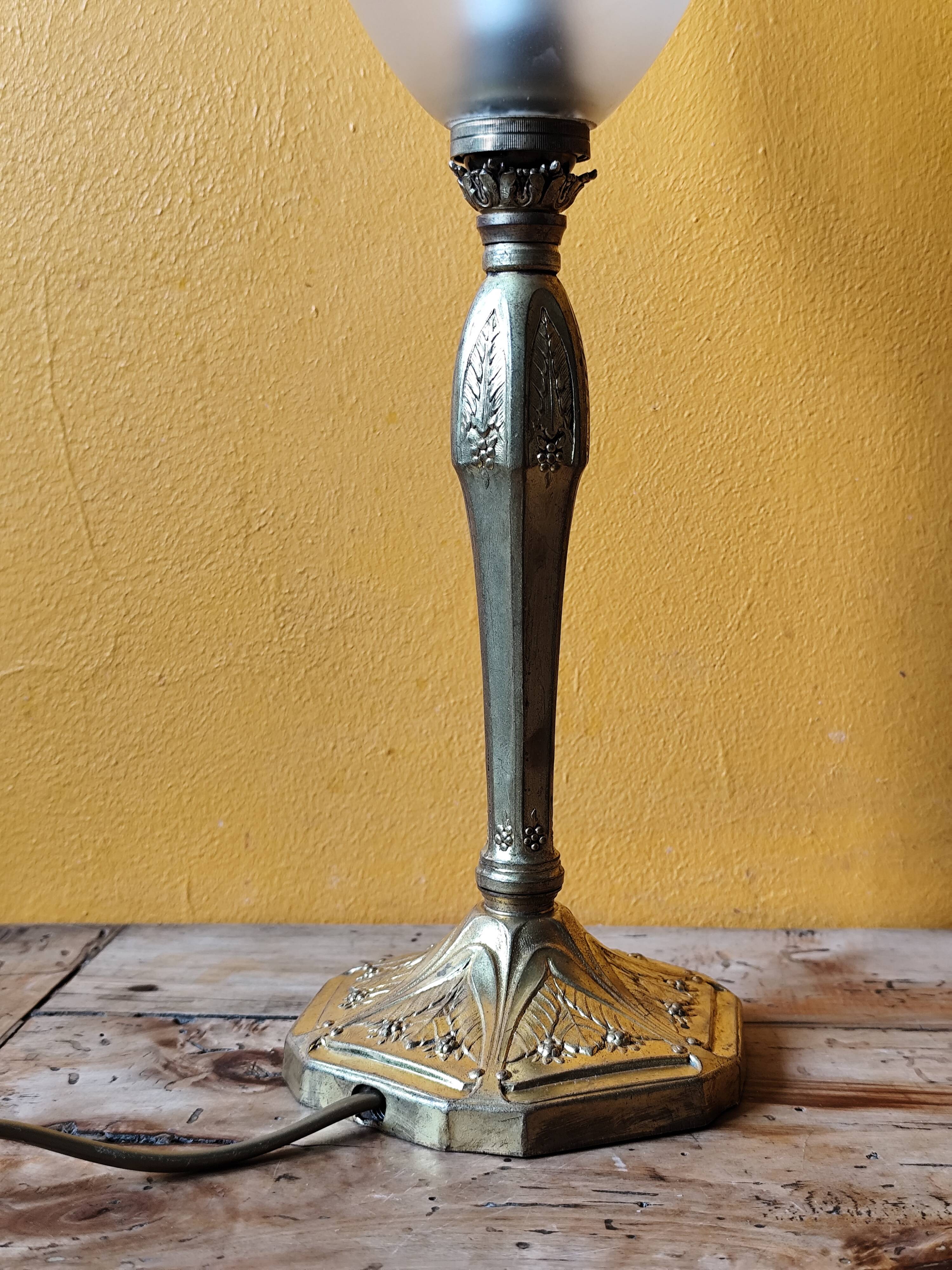 Lamp with a 19th-century chiseled bronze base and antique glass shade