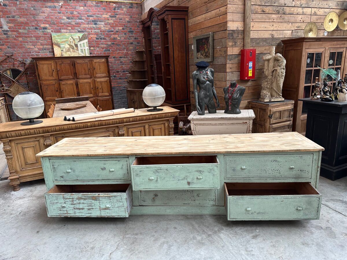 Patinated workshop furniture from the early 20th century.