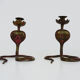 Paire d'anciens bougeoirs cobra en bronze de à gravure détaillé. Vers 1950