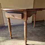 Shuttered table - Louis Philippe period, circa 1840 - In molded walnut