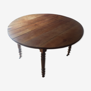 Round table in cherry