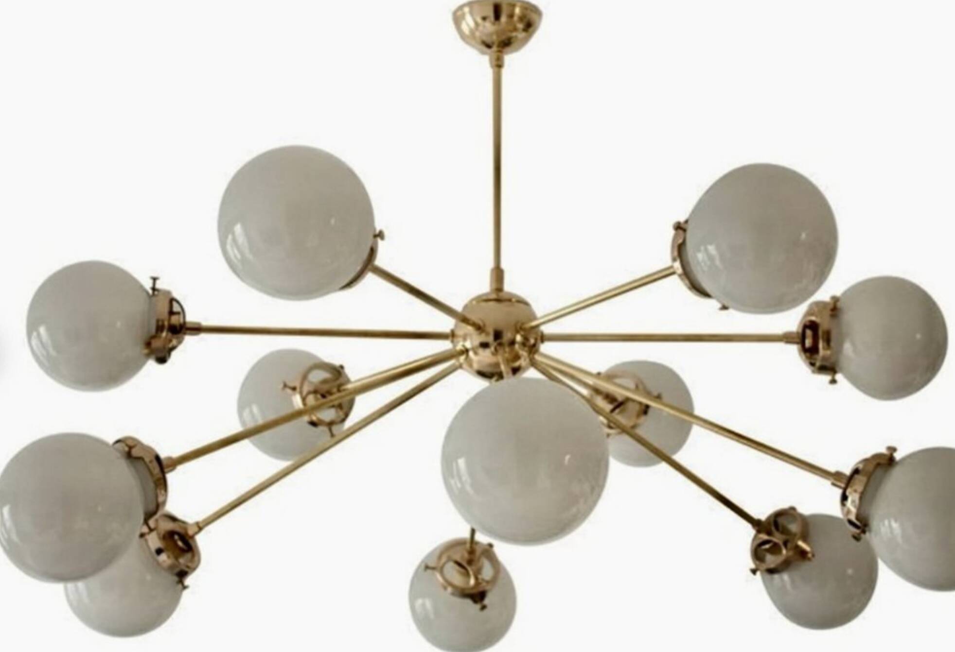 Lampadario Sputnik in ottone con 12 sfere opaline
