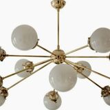 Lampadario Sputnik in ottone con 12 sfere opaline