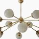 Lampadario Sputnik in ottone con 12 sfere opaline