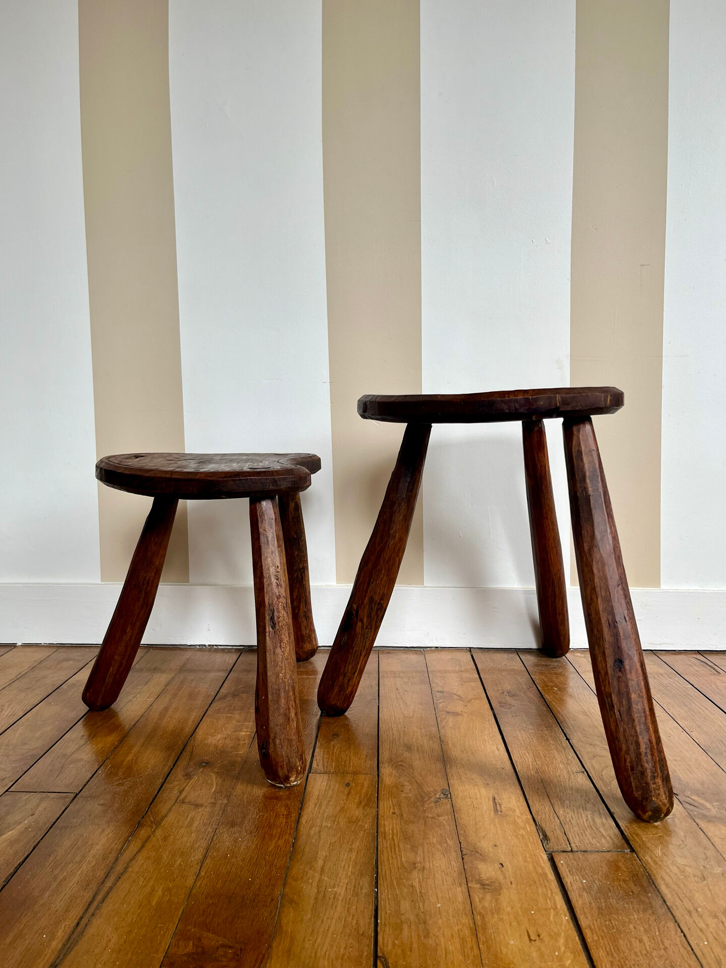 Paire de tabourets tripodes anciens