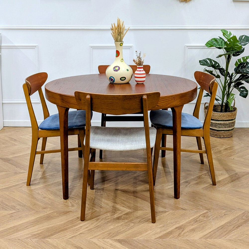Round Scandinavian table with extensions
