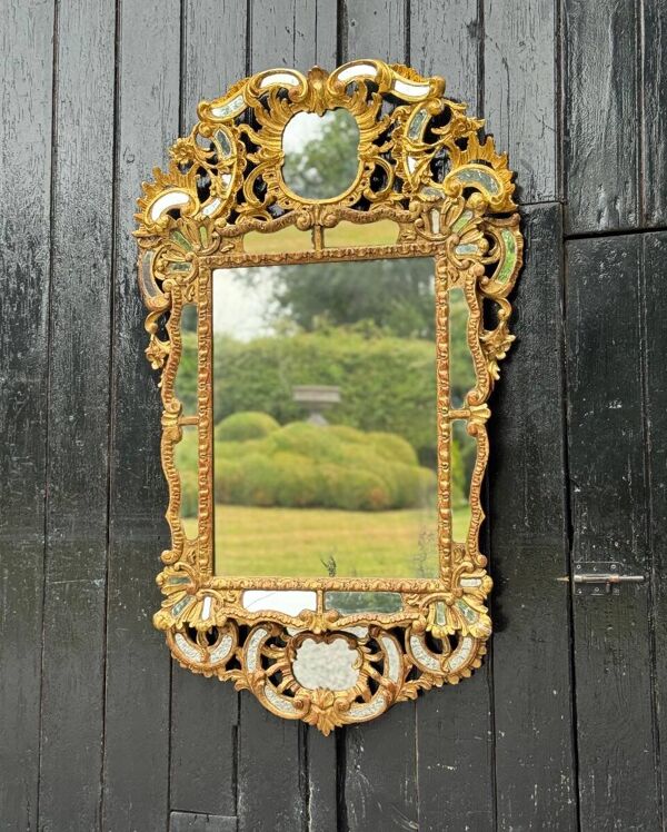 Miroir de style baroque en bois sculpté et doré, Empire austro-hongrois, début XIXème siècle