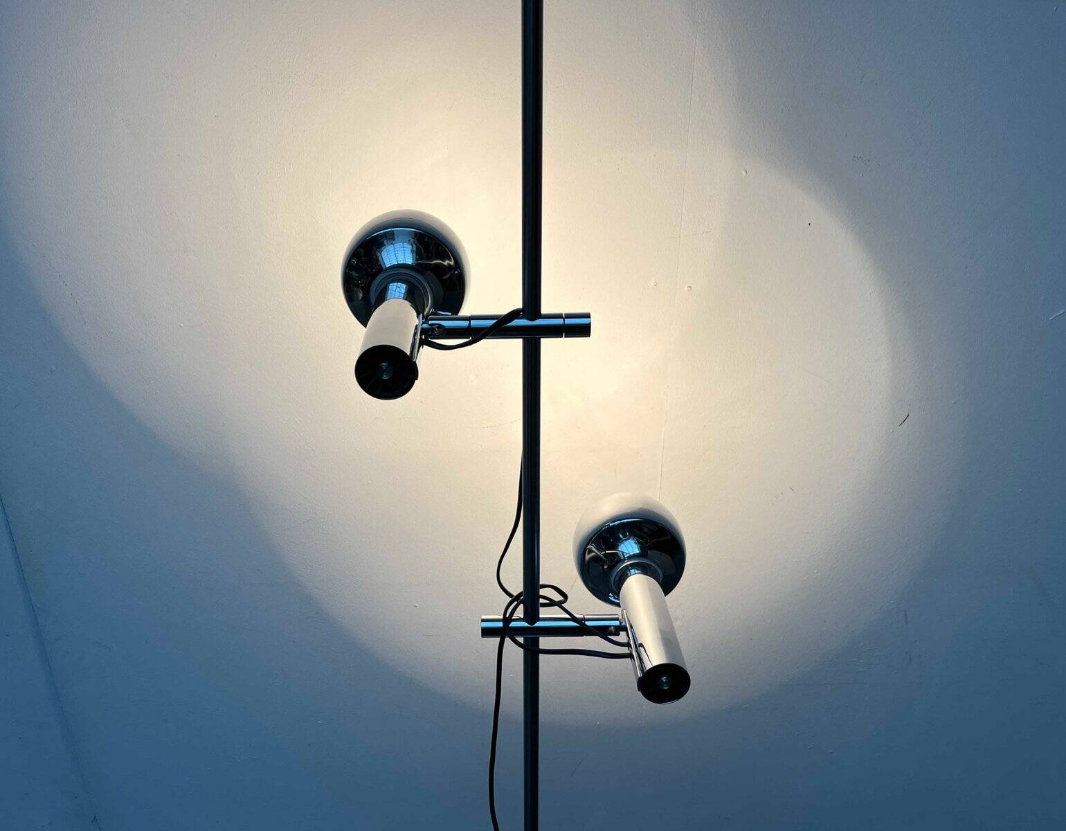 Lampe sur pied minimaliste de l’ère spatiale suisse du milieu du siècle par l'équipe SLZ pour Swisslamps International, années 1960