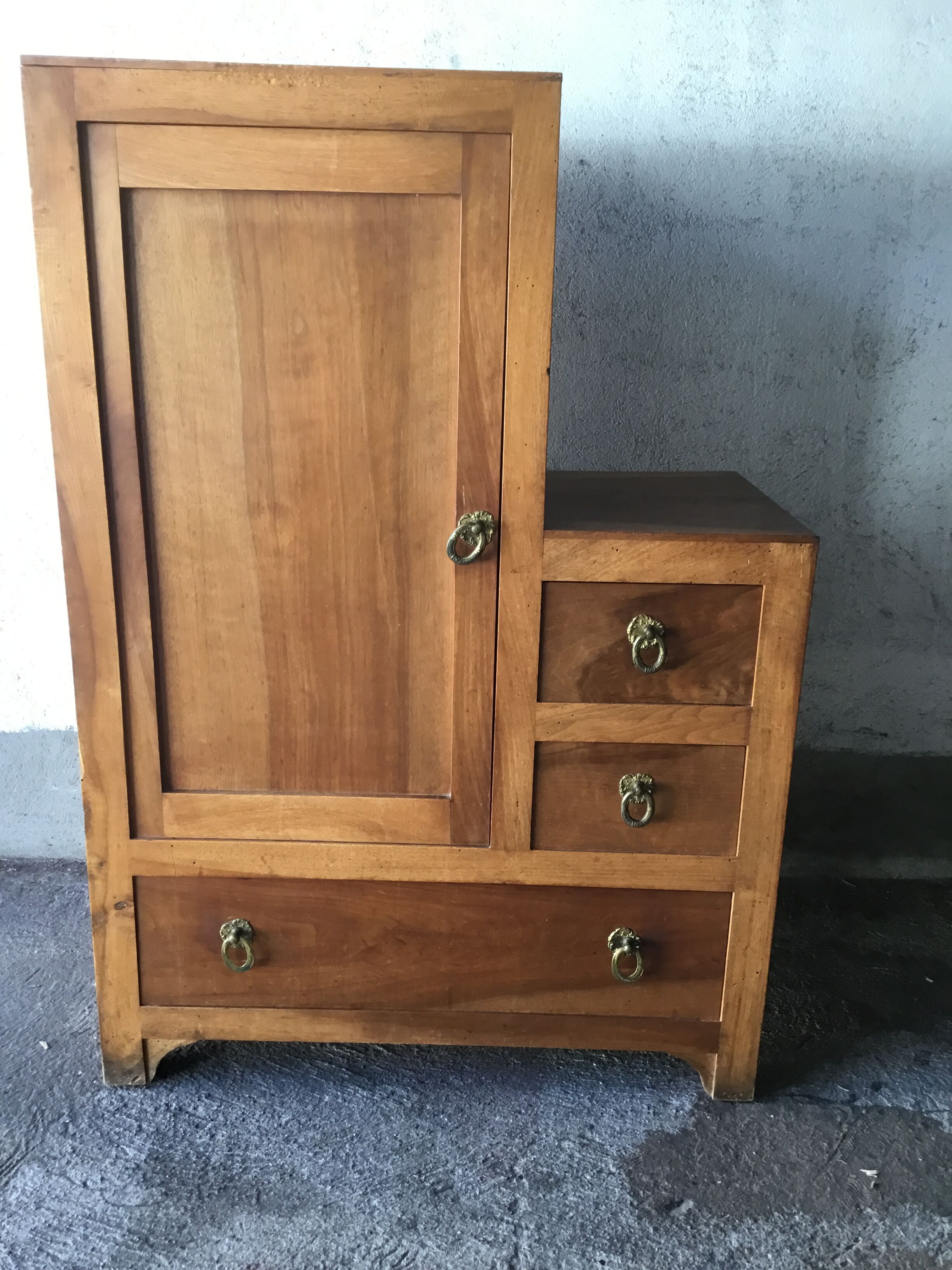 Asymmetric dresser