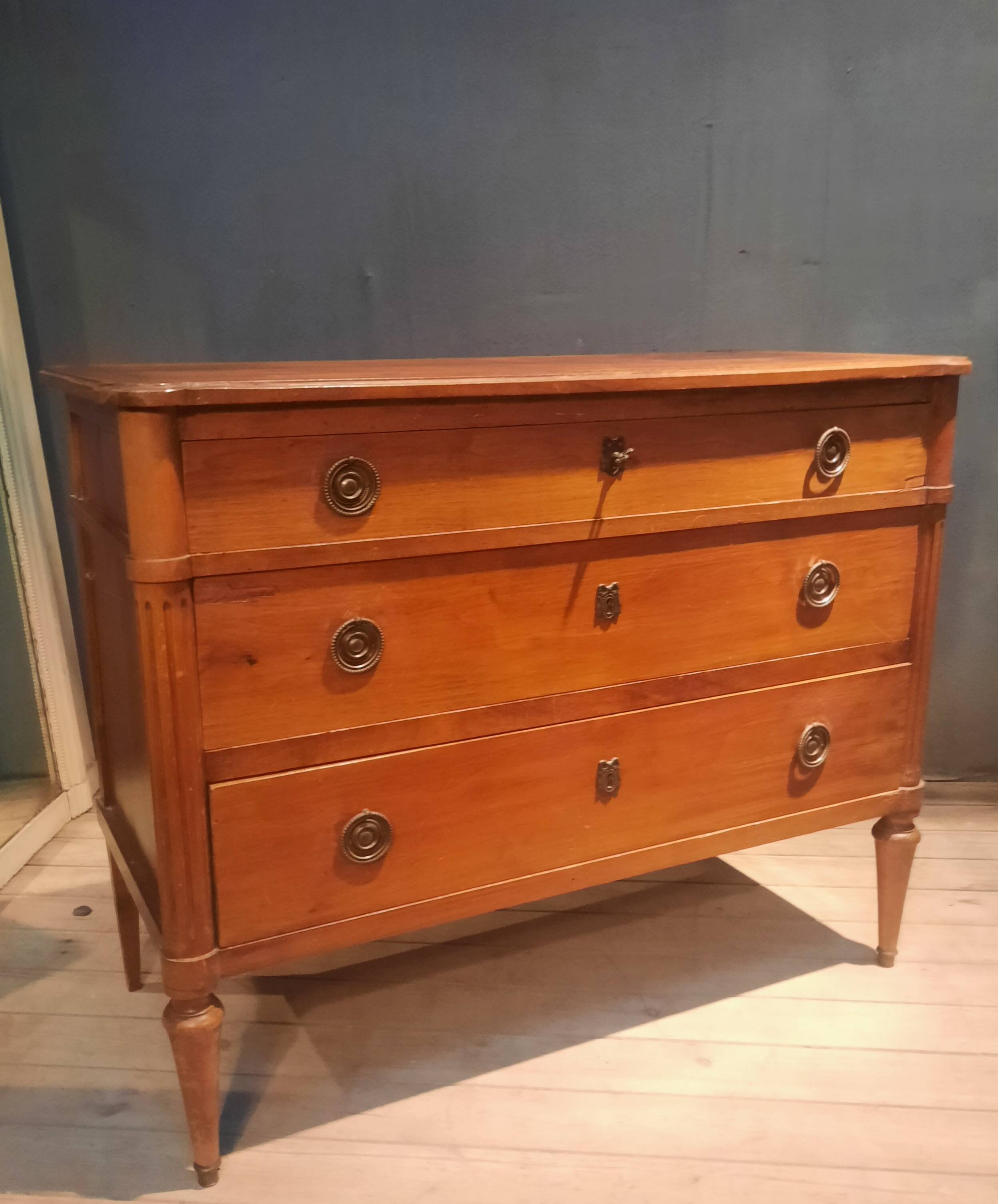 Commode style Louis XV I à trois tirroirs
