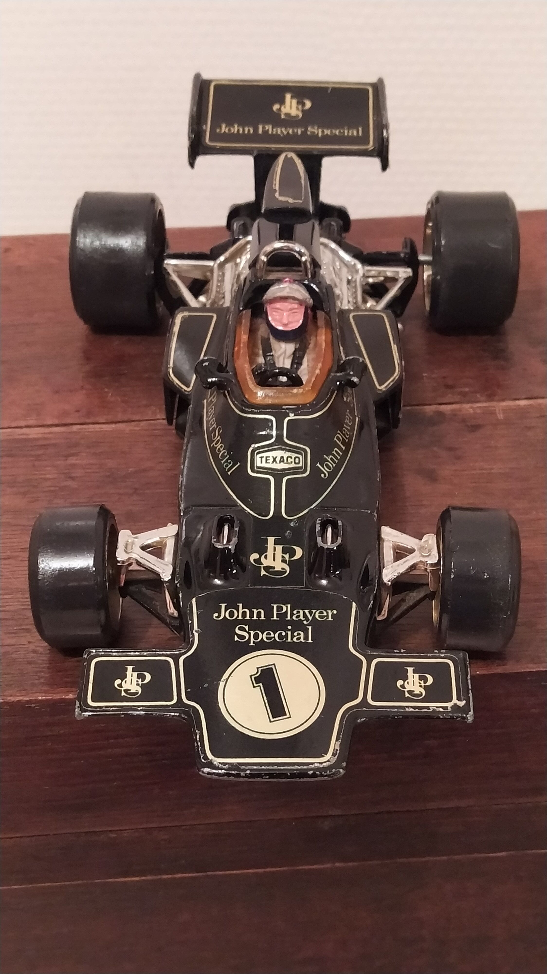 Reduced model corgi john player special f1 1/16