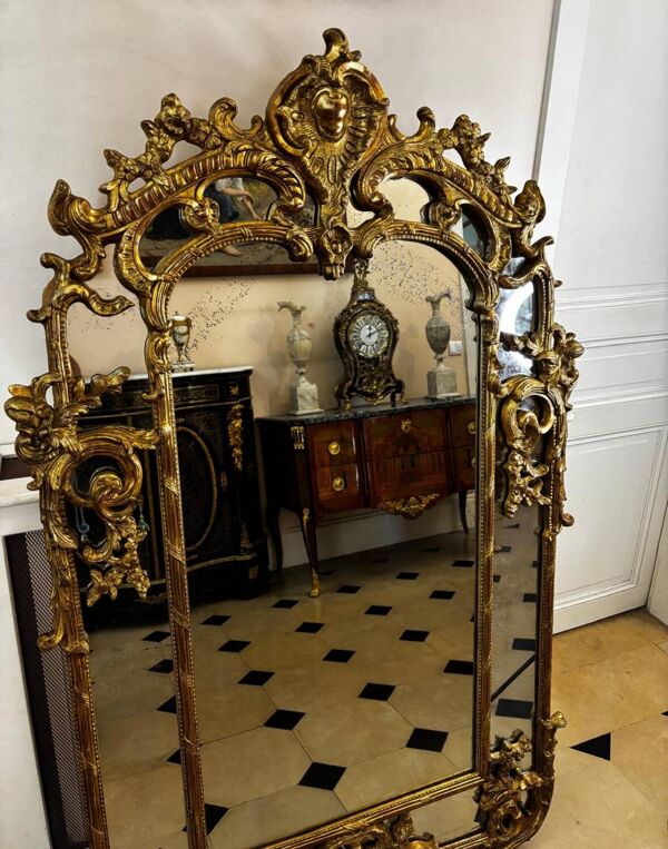 Miroir en bois doré style Louis XV, fin XVIIIème