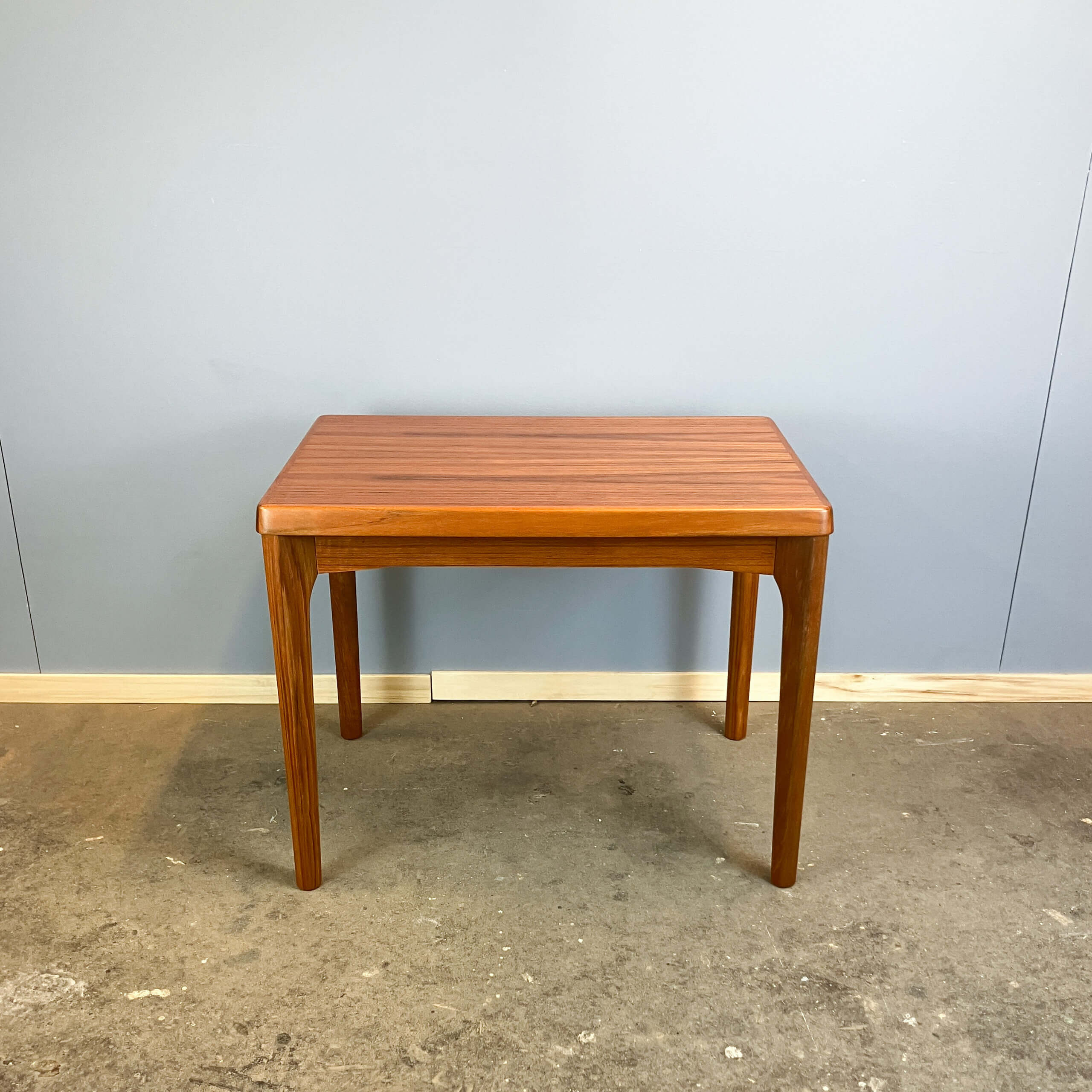 Table d'appoint par Henning Kjaernulf pour Vejle Stole- & Møbelfabrik, teck, années 1960.