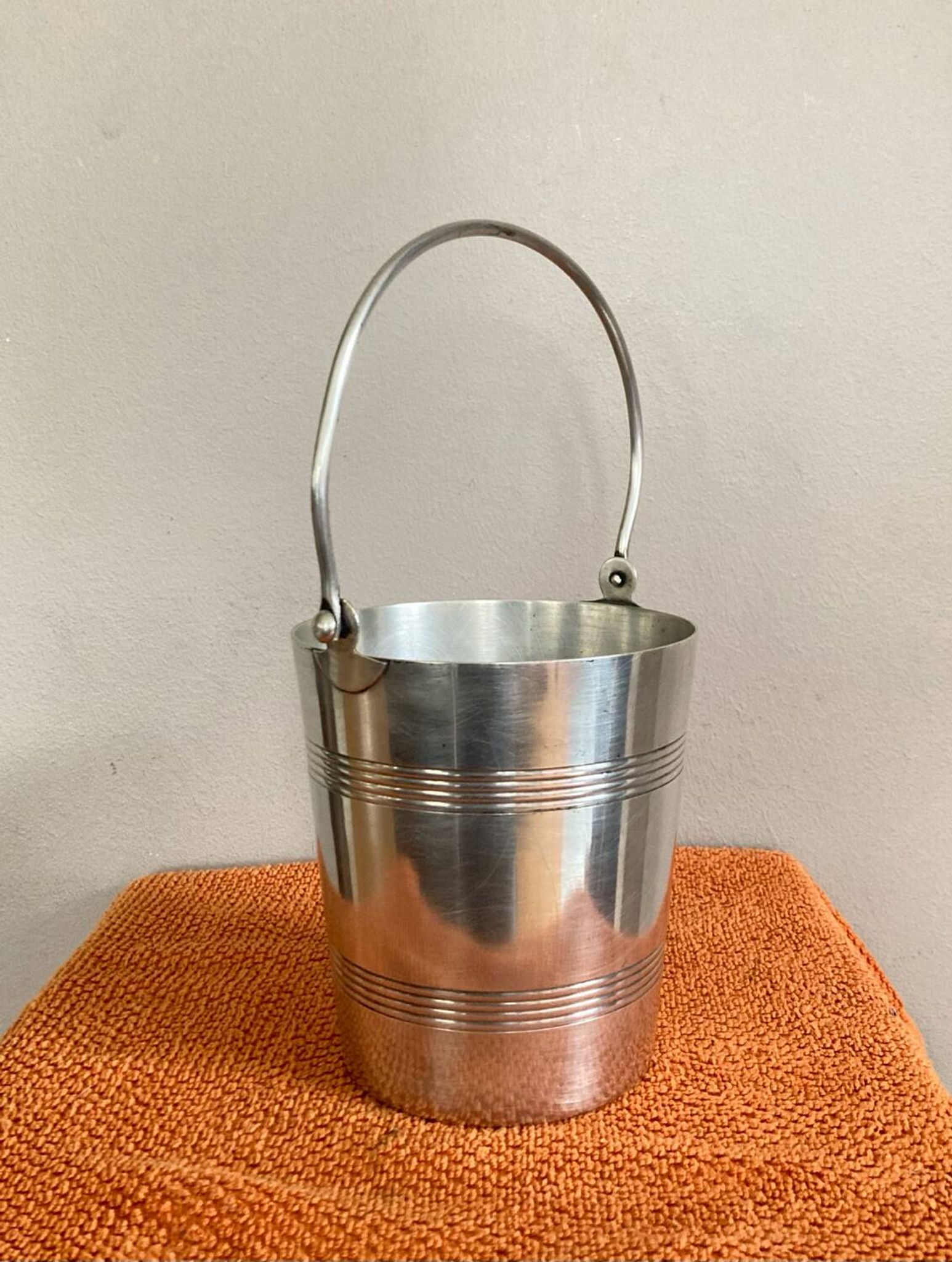 Ice bucket with handle from the late 19th / early 20th century in hallmarked silver-plated metal