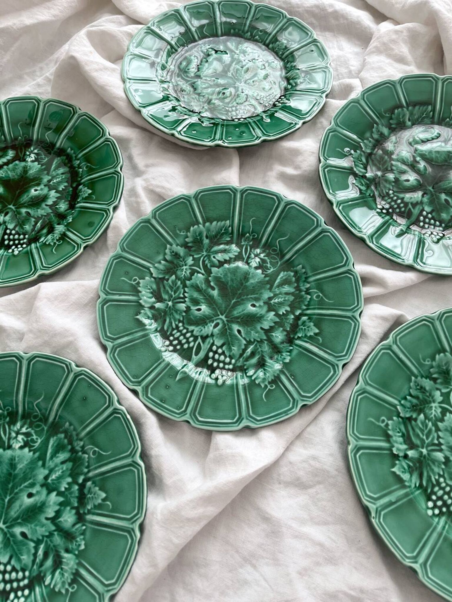 6 assiettes à dessert faïence en barbotine feuilles de vigne Sarreguemines