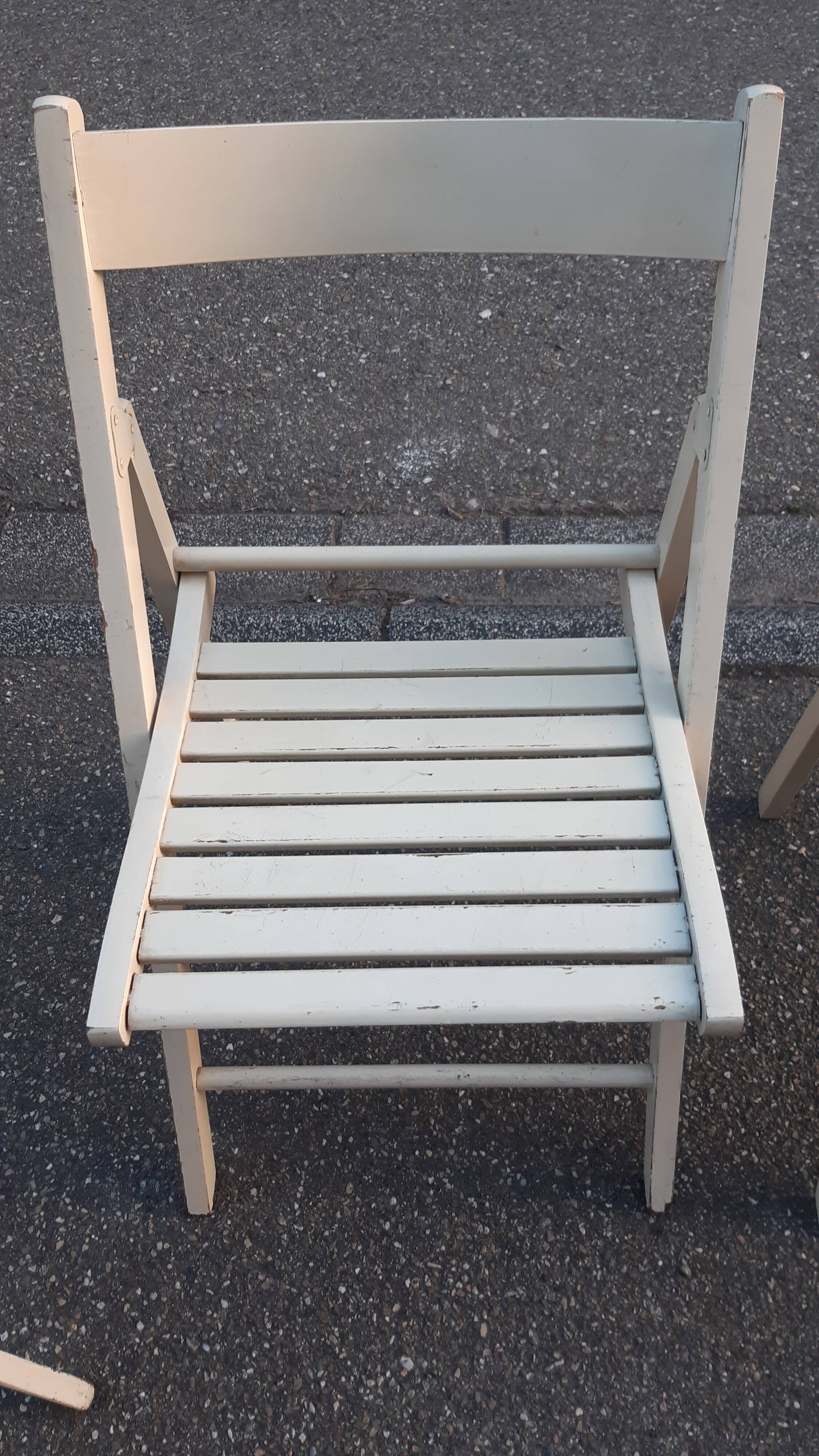 Set of 4 vintage folding chairs.