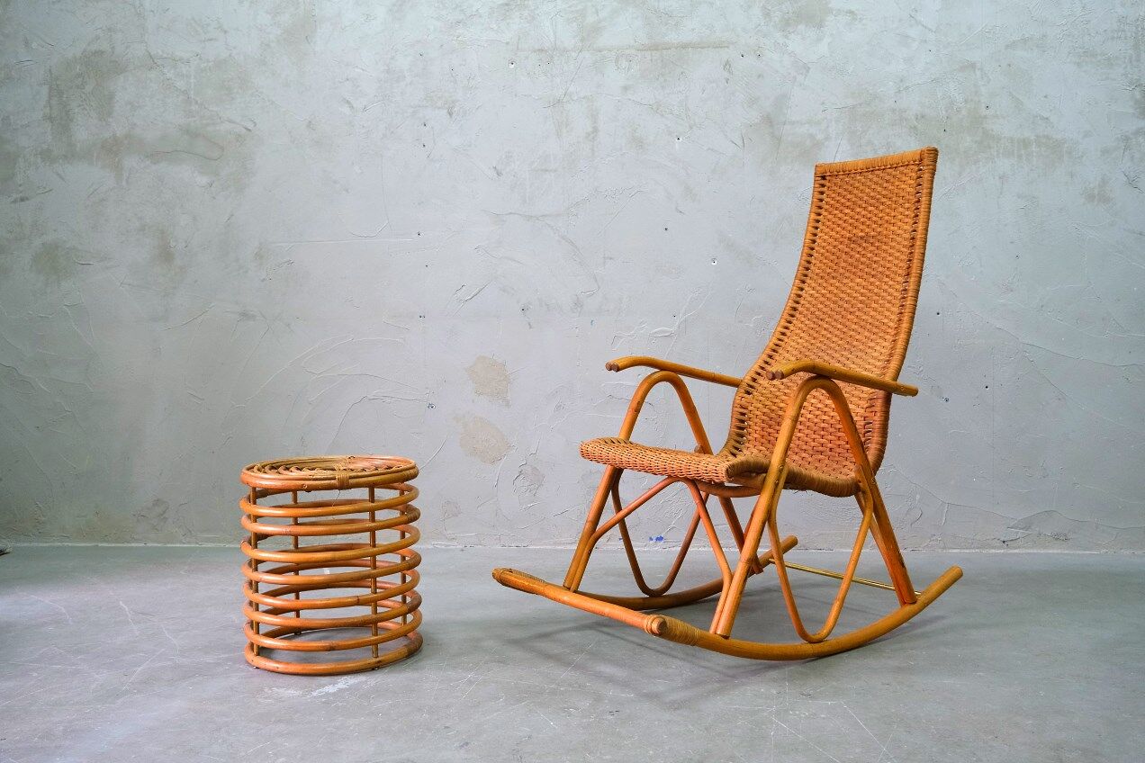 Rocking chair et table d’appoint en bambou de FM, années 1950