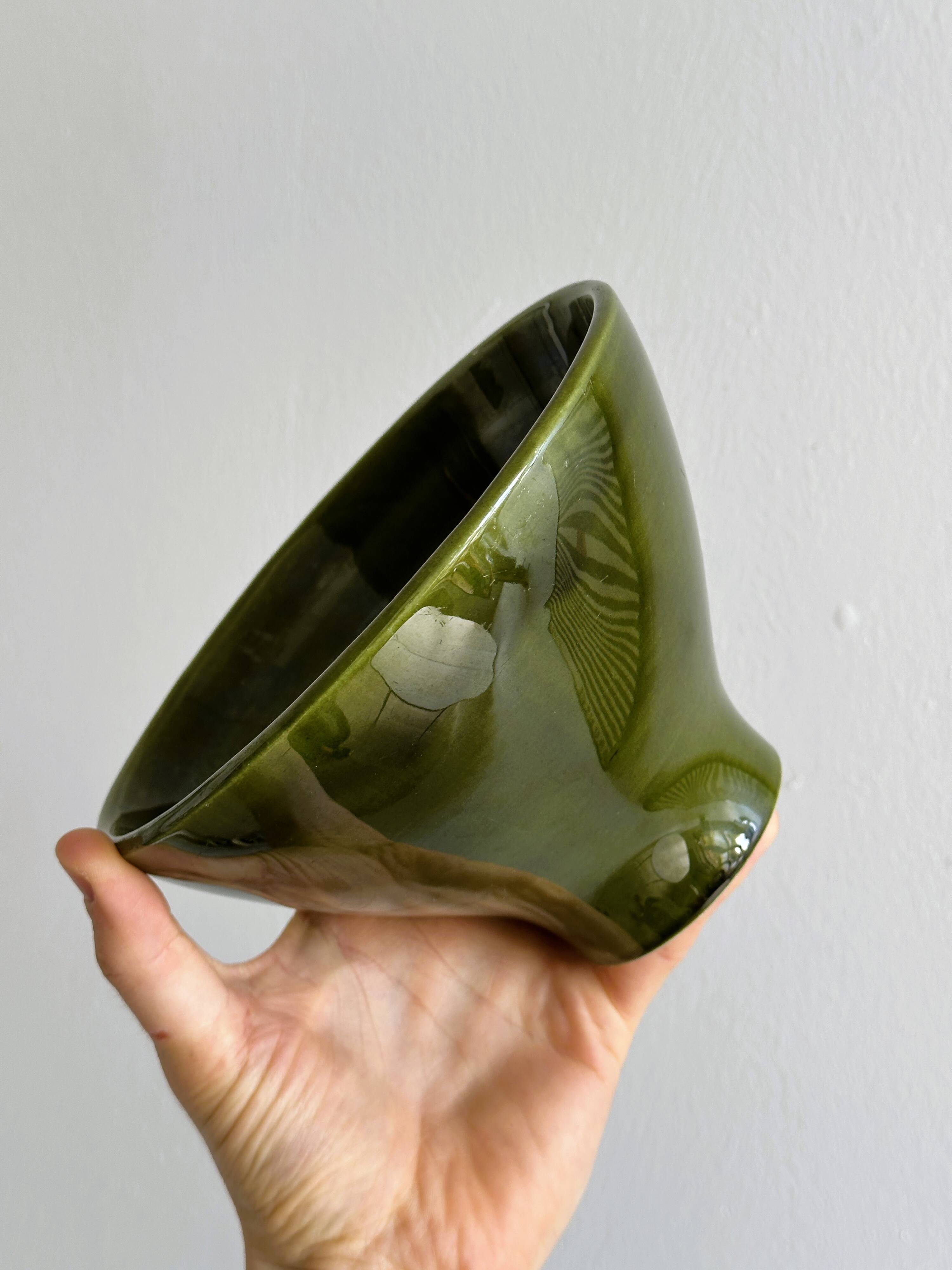 Saladier vert foncé.