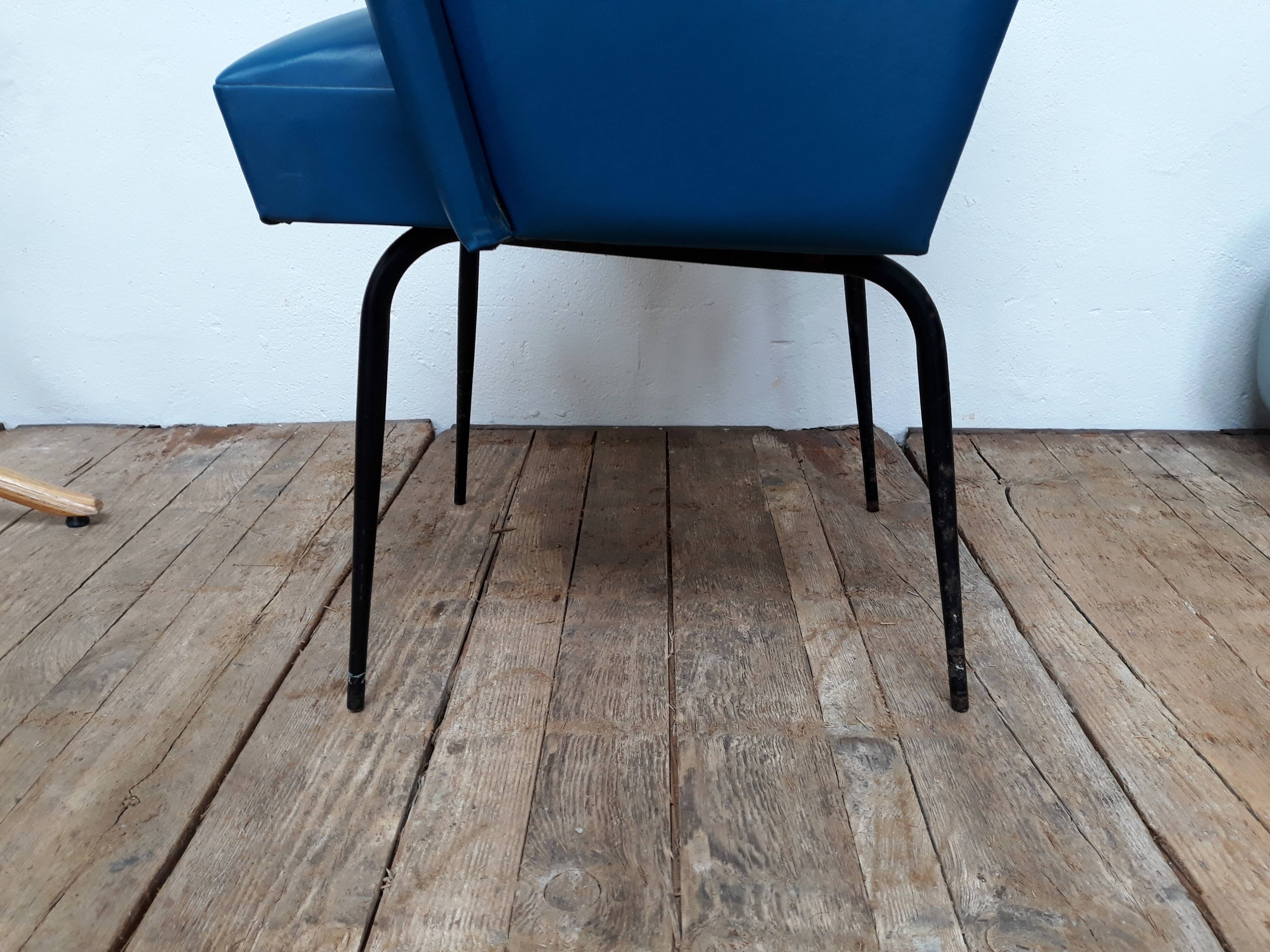 Fauteuil vintage en skaï et pieds métal
