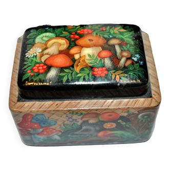 Russian box in lacquered papier-mâché