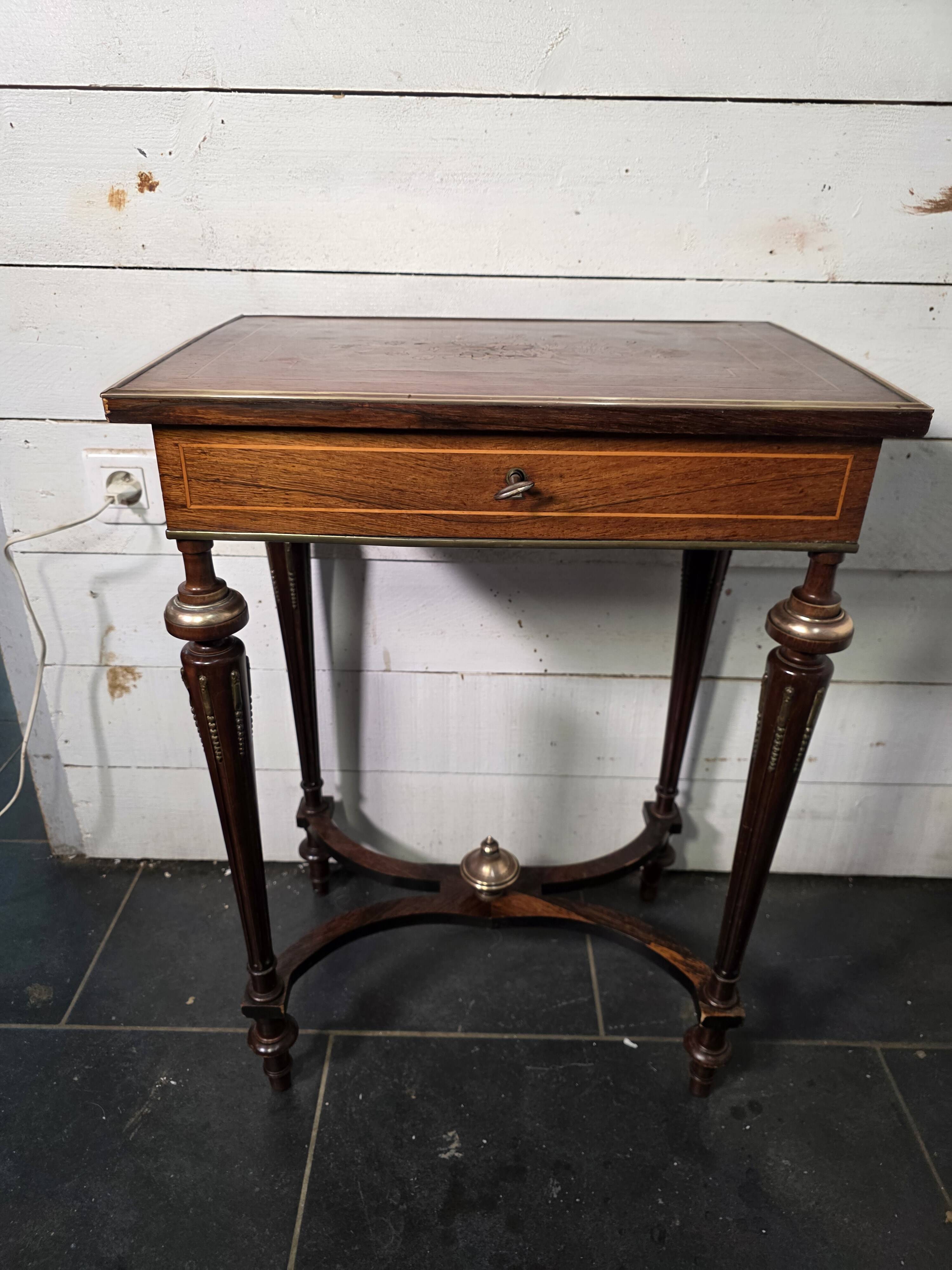 Napoleon III hairdresser in walnut and brass marquetry from the 19th century.