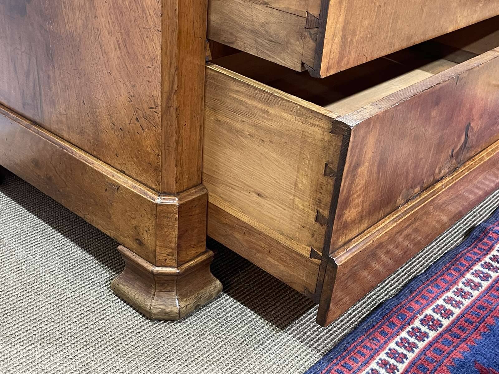 Commode Louis Philippe fin XIXème en noyer et sapin