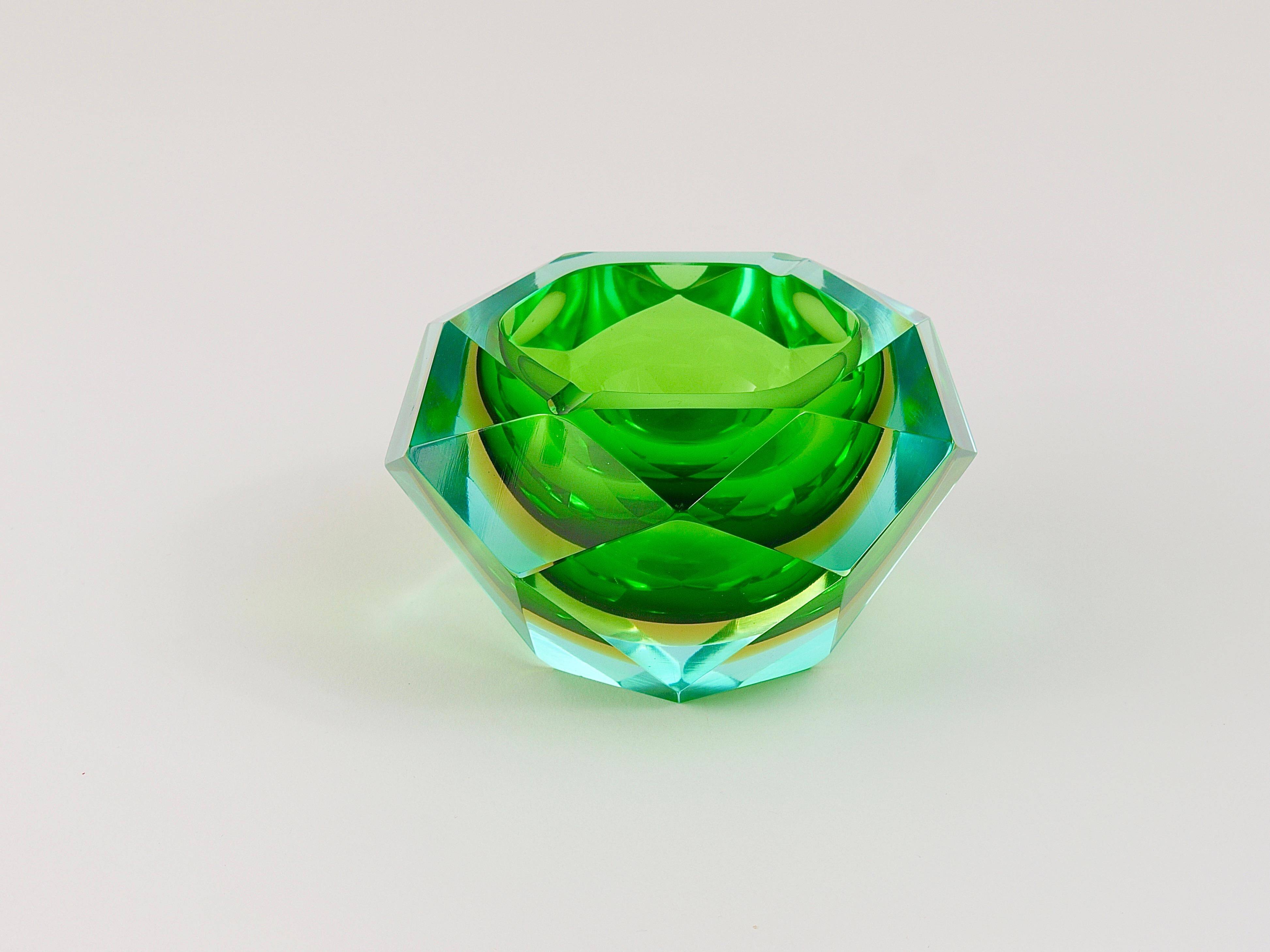 Faceted diamond ashtray in colour from the 1960s by Flavio Poli for Seguso, Murano, Italy.