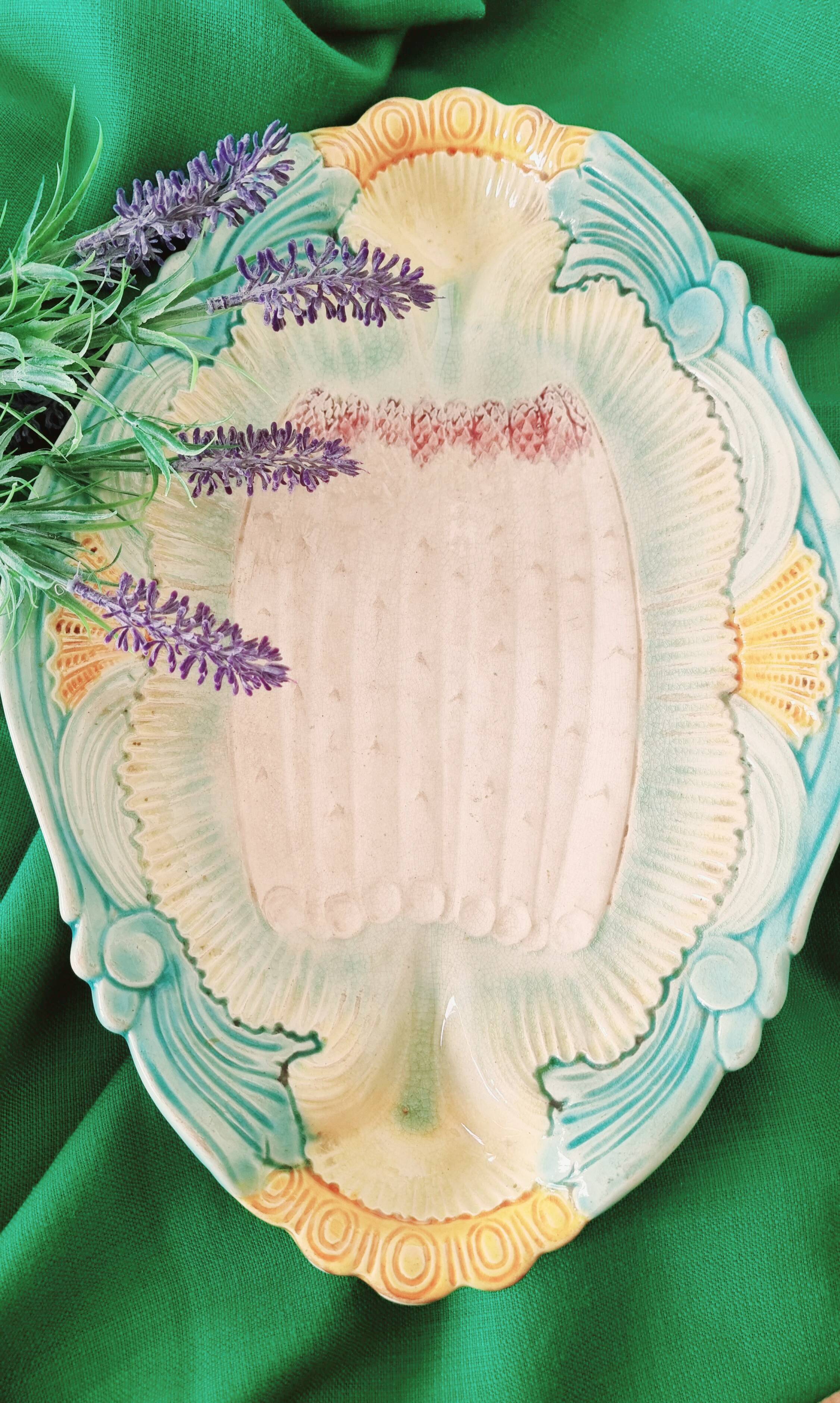 Rare and exquisite oval asparagus dish in Barbotine earthenware (majolica).