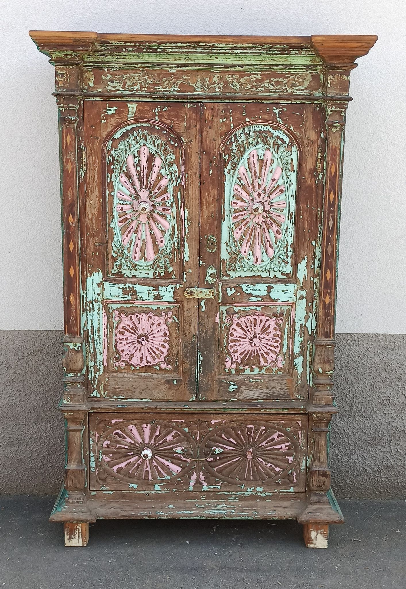 Old wooden cabinet - 2 doors and 1 drawer