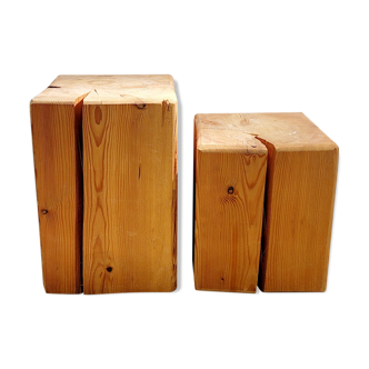 Lots of two wooden cubes