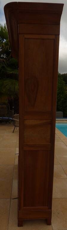 Chic old bookcase pegged in walnut with two glass doors and 5 shelves – Very good condition