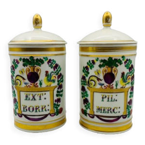 Deux pots à pharmacie à décor