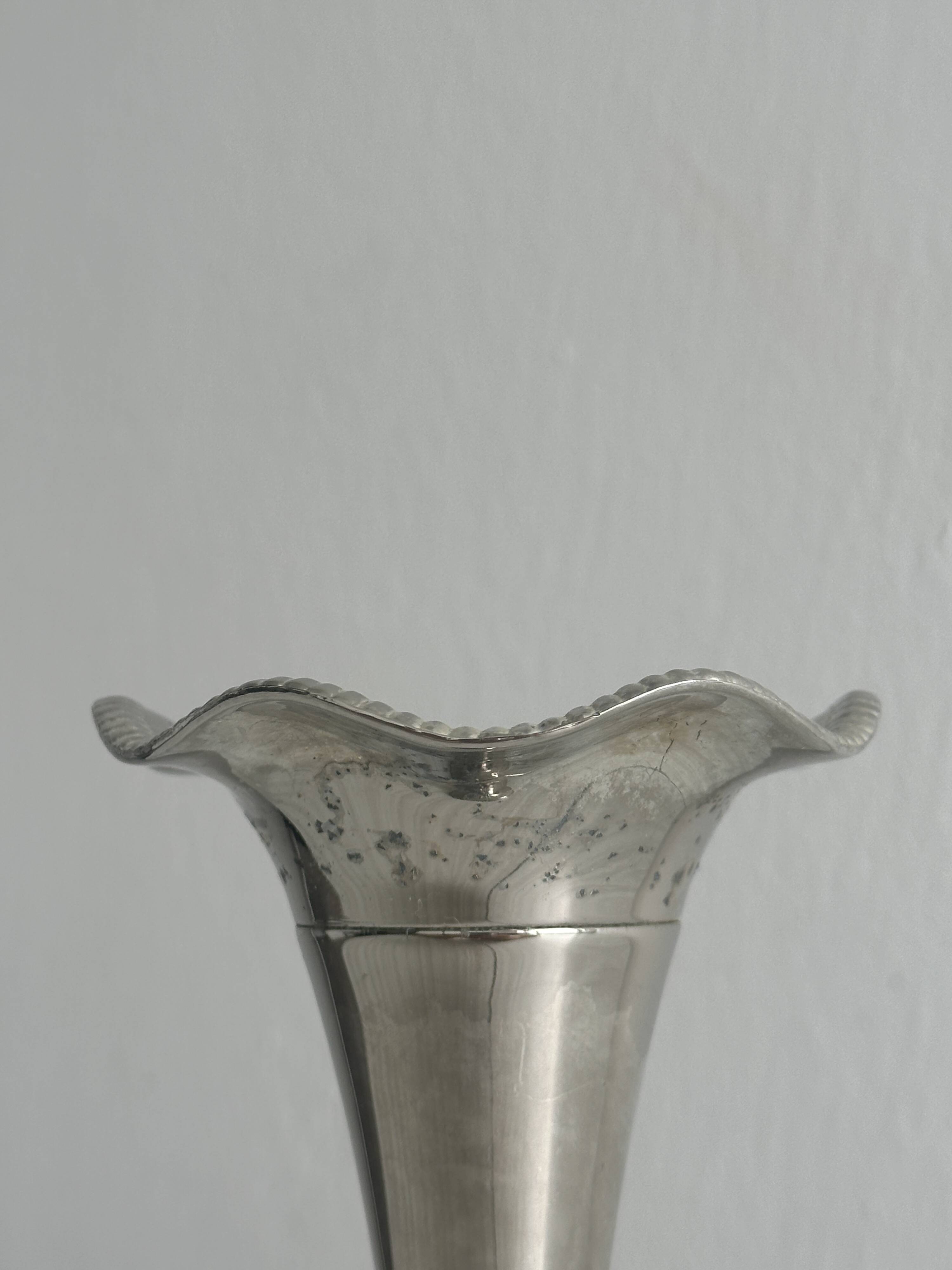 Metal single-flower vase