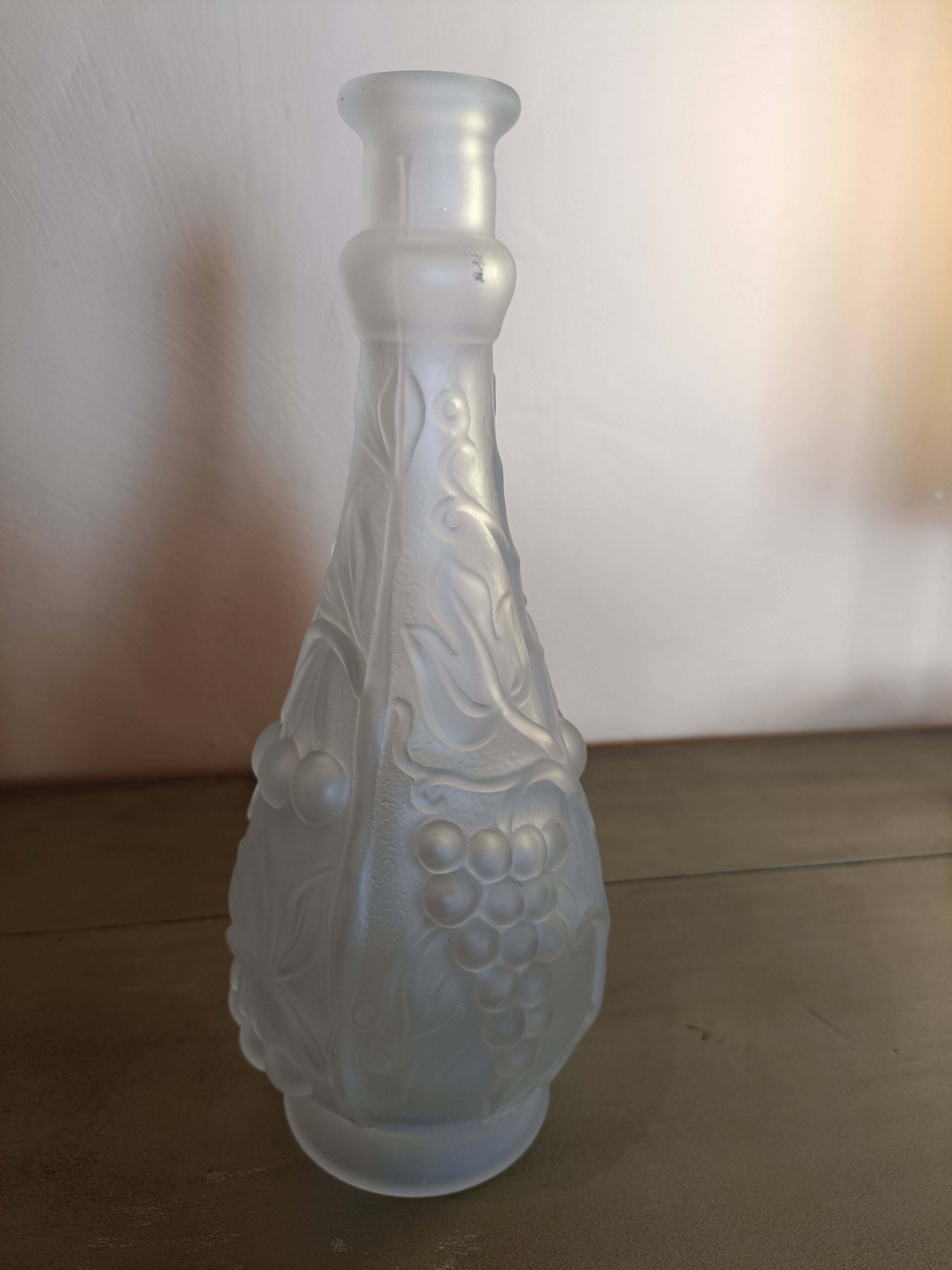 Vase en verre moulé pressé satiné art déco