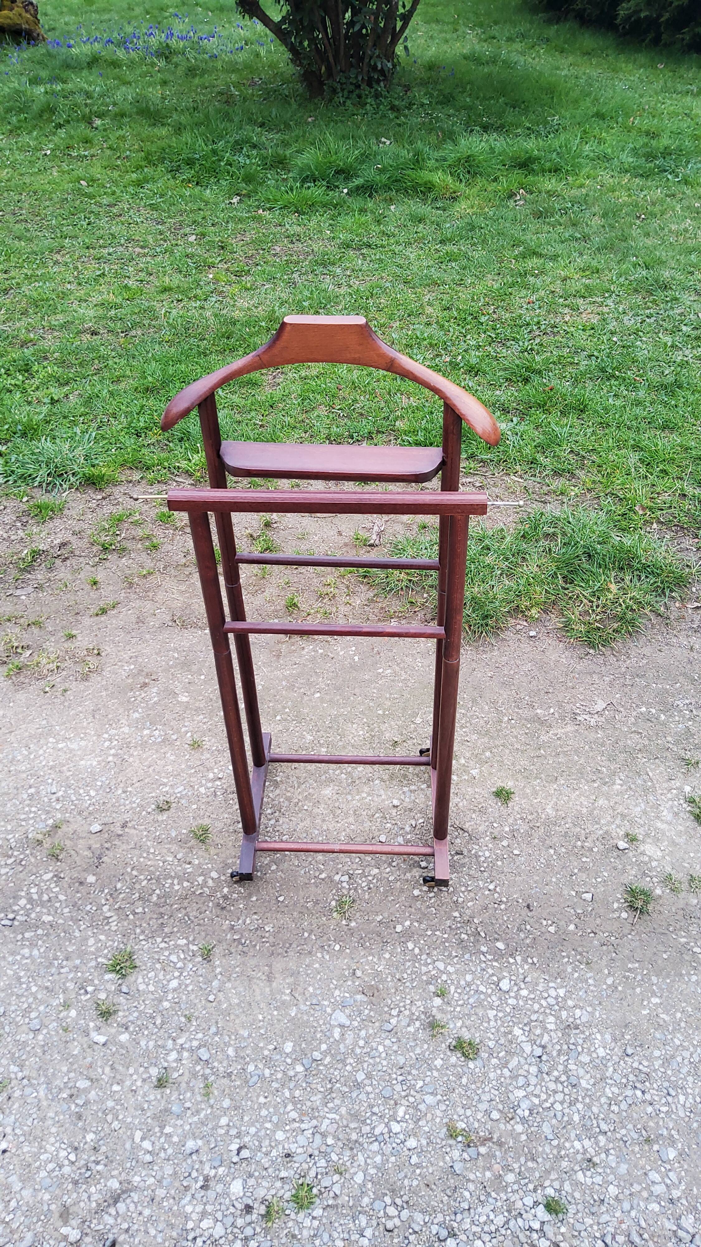 Chamber valet in mahogany tinted beech from the 70s with castors