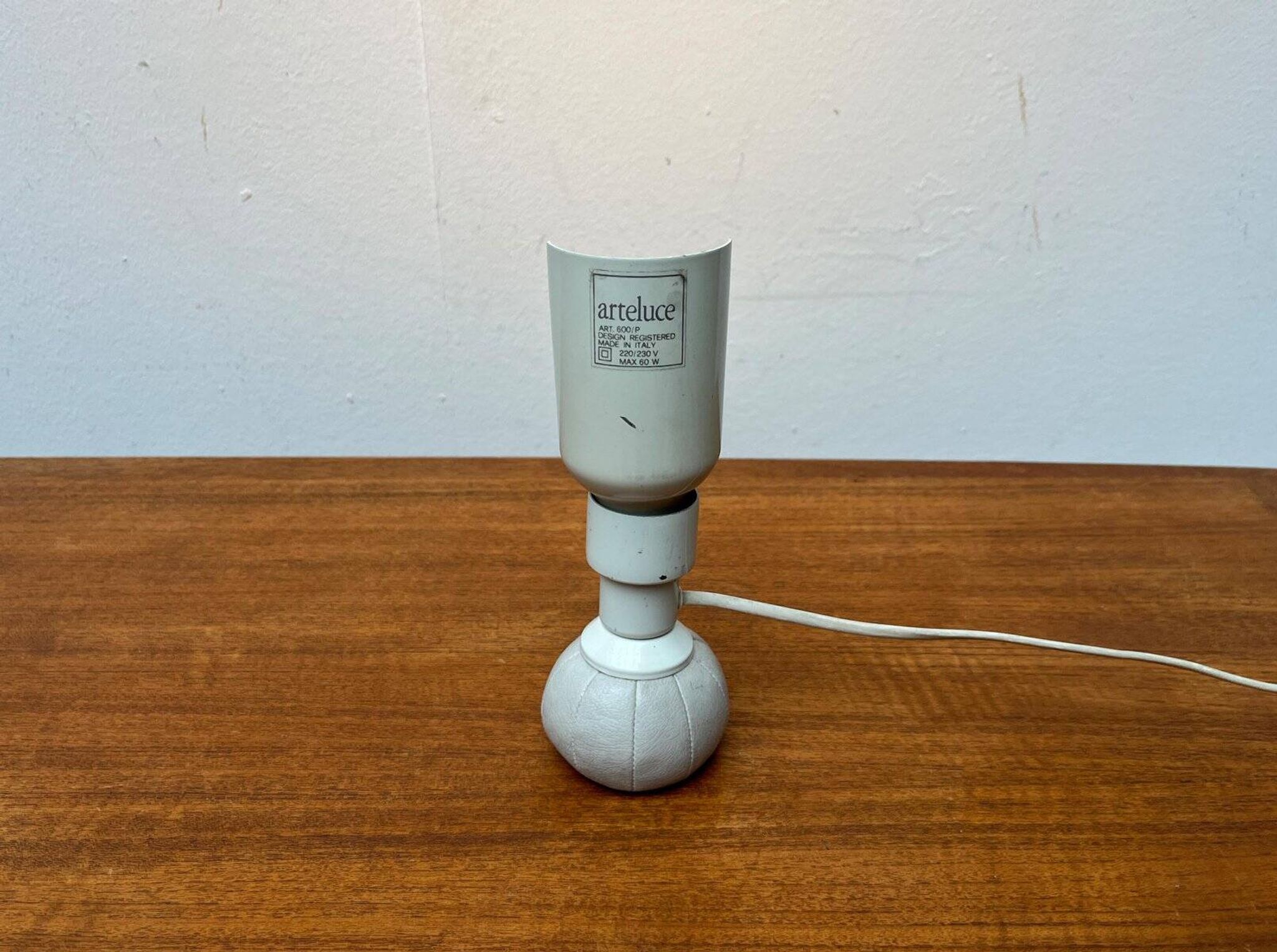Italian table lamp model 600/P from the mid-century space by Gino Sarfatti for Arteluce, 1960s.