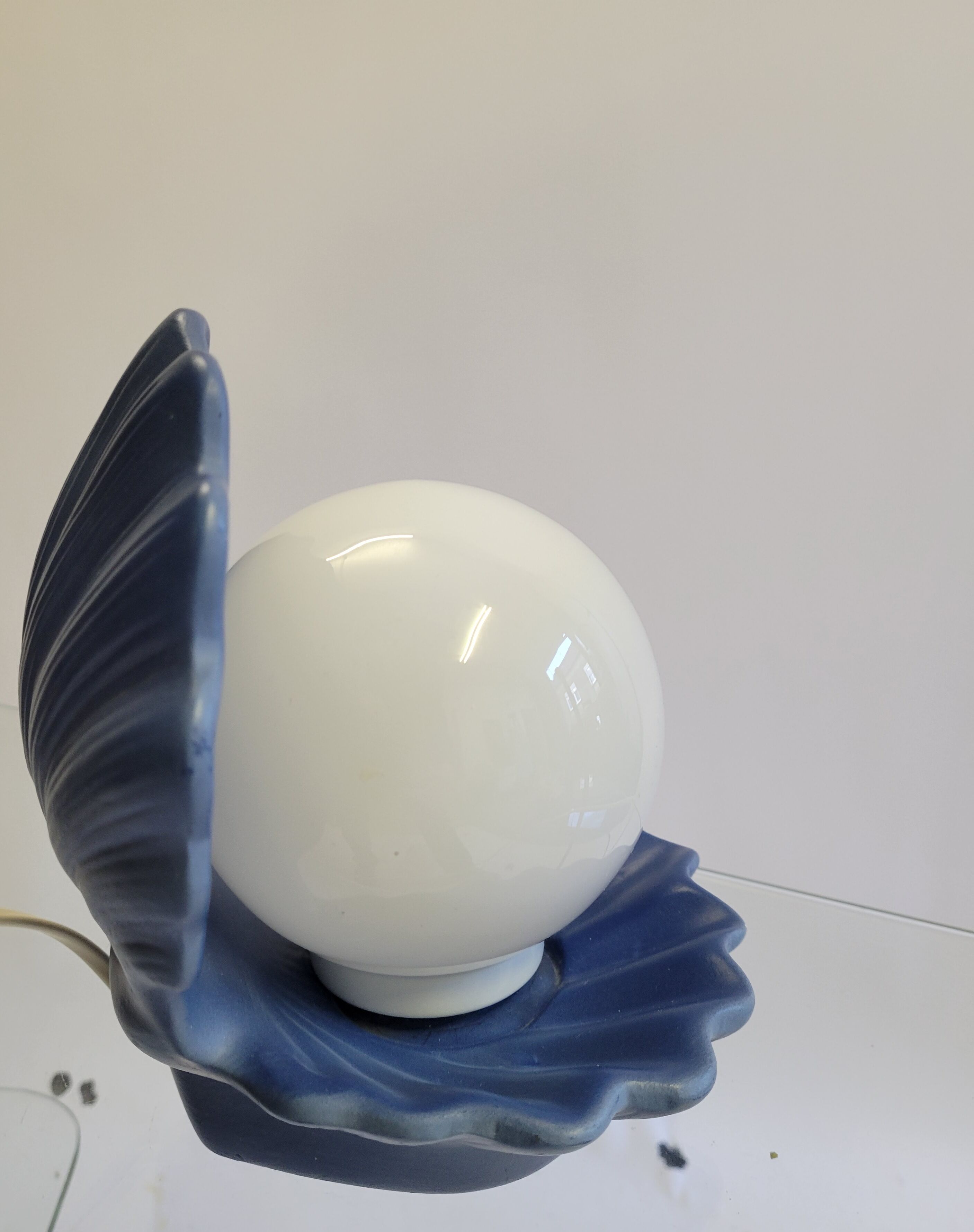 Shell lamp in blue and opaline ceramic