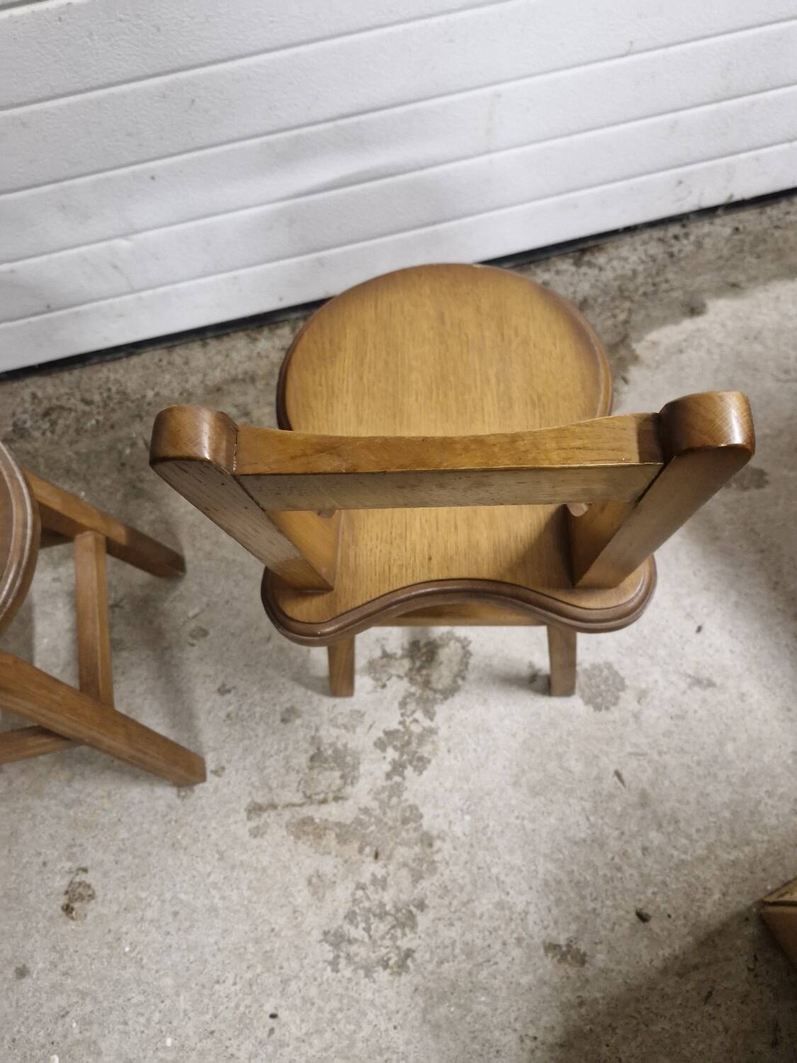 Paire de petites chaises brutalistes