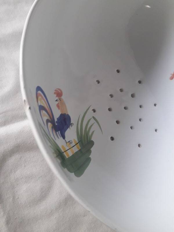 Pornic earthenware drainer model Coq hollow feet