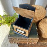 Small “grains of salt” salt box