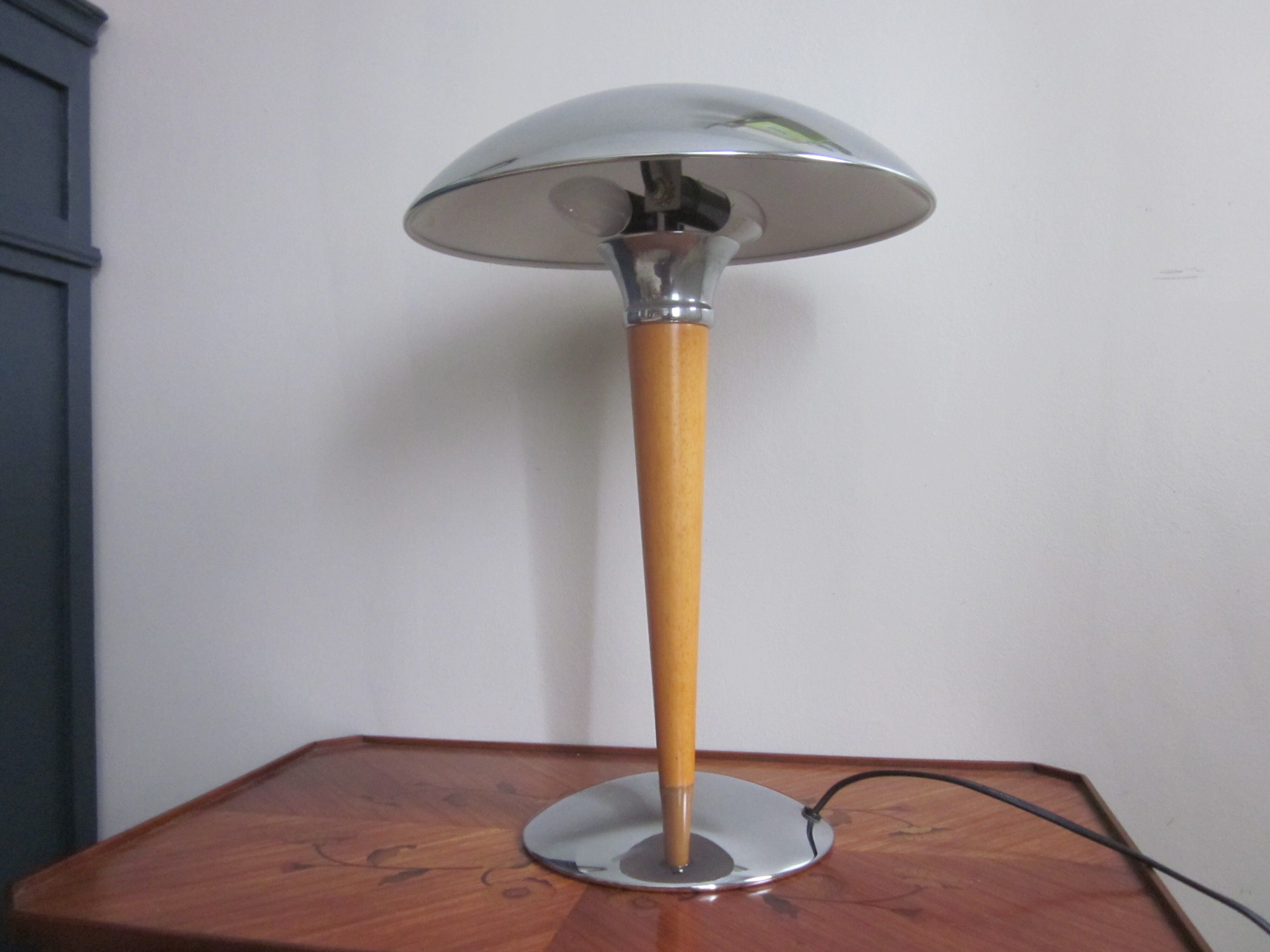 Lampe de bureau en metal chromè et bois