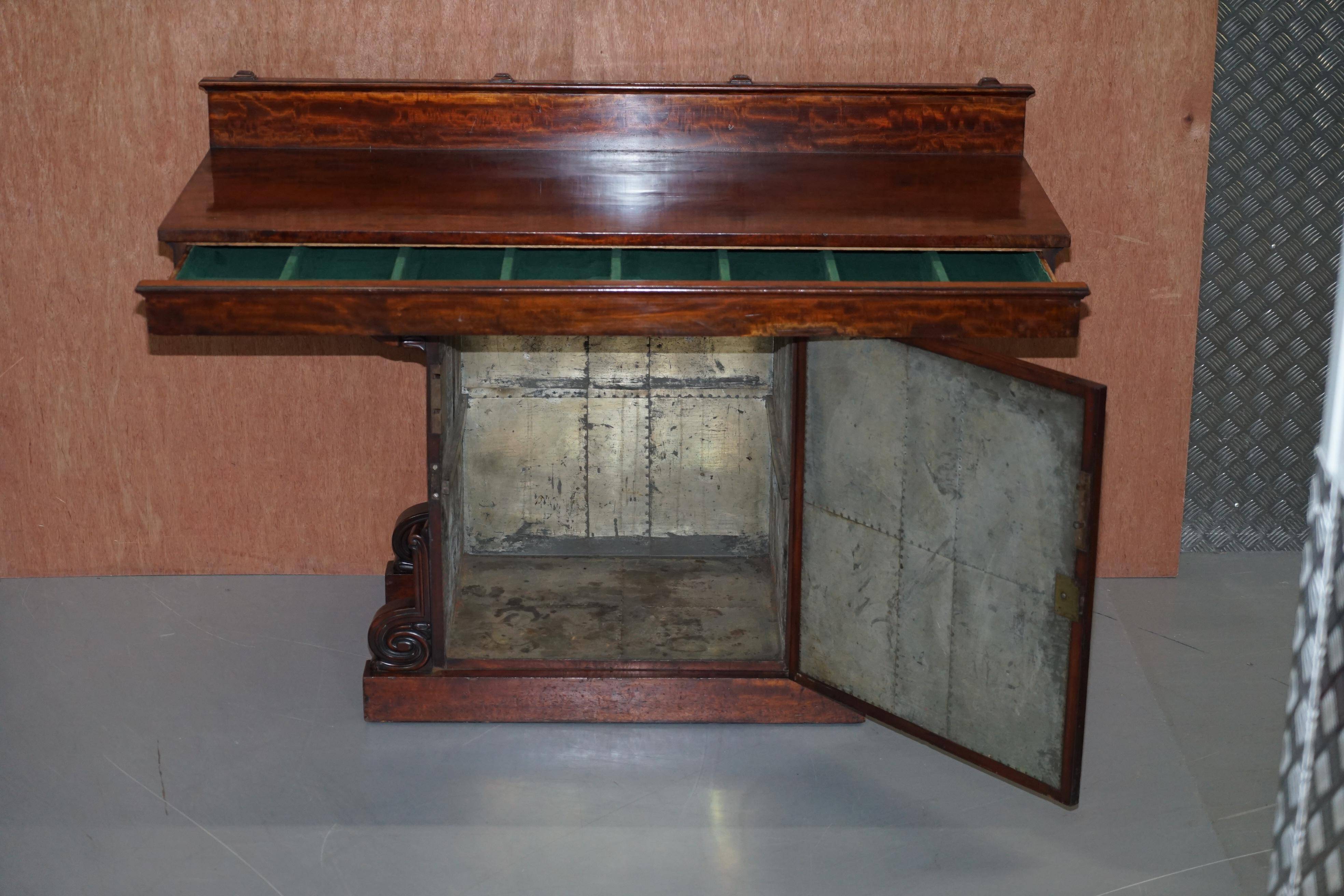 Buffet William IV in carved Cuban hardwood, circa 1830.