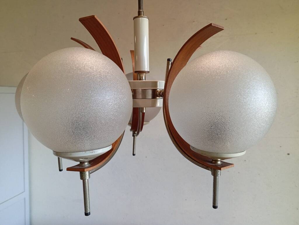 Scandinavian suspension in teak, glass, and metal.