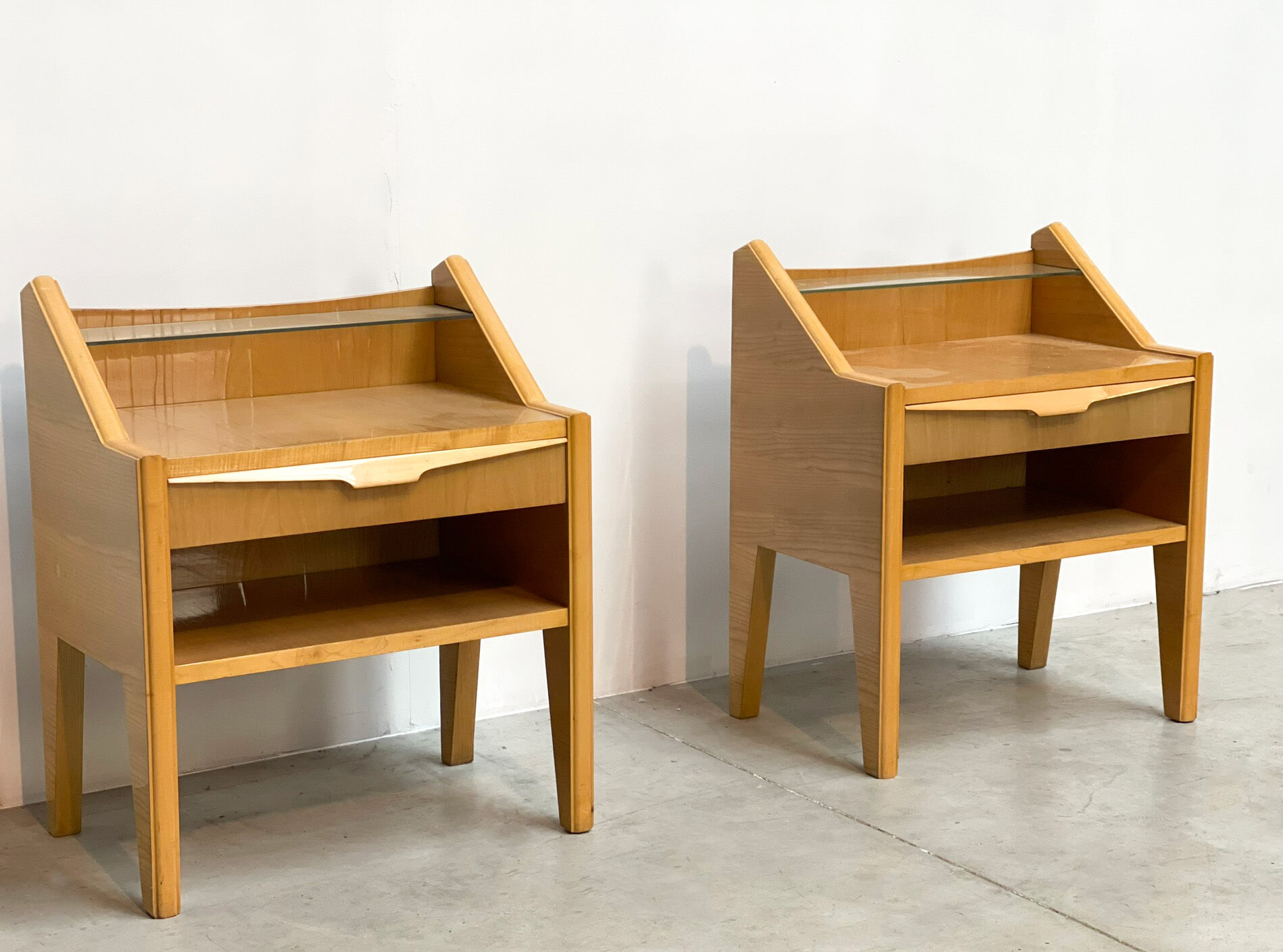 Deux tables de nuit italiennes