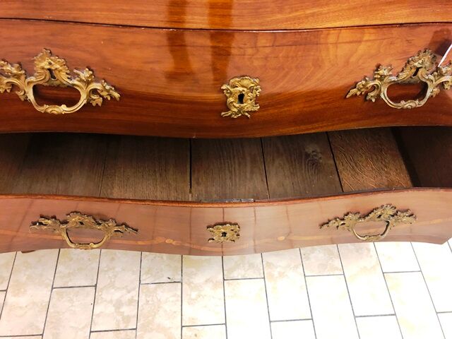 Curved chest of drawers of the eighteenth century